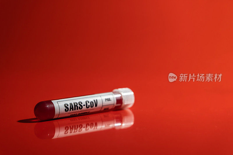 SARS-CoV (COVID-19)病毒血液检测采样管特写黄色标记，红色背景